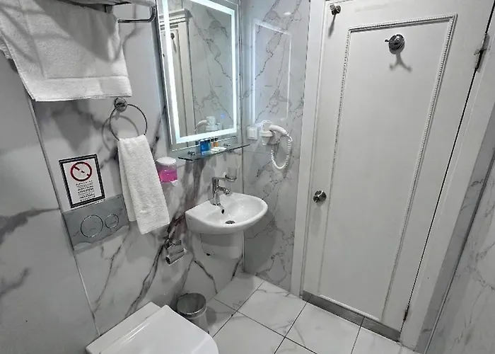 B Corner Bistro Отель