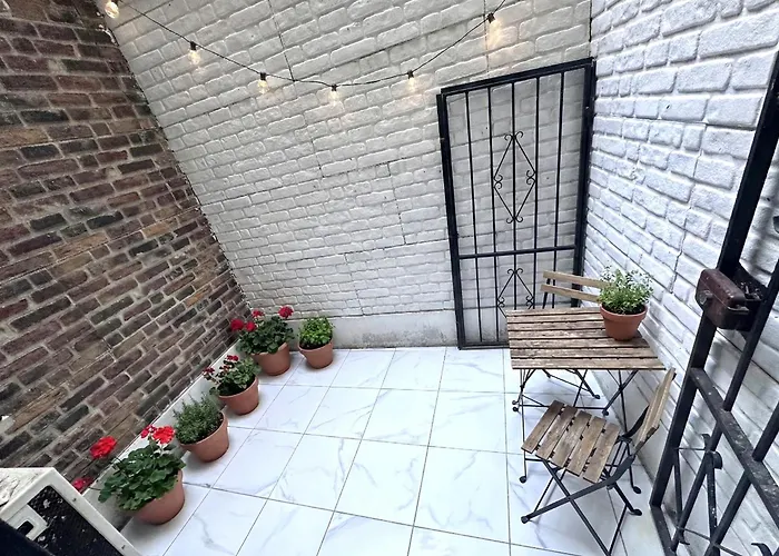 B Corner Bistro Отель